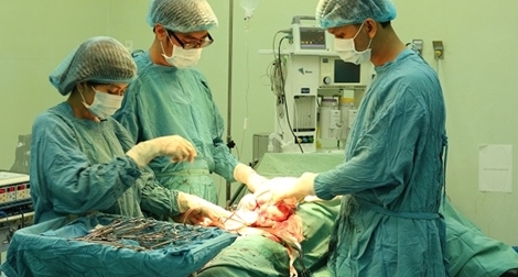 Phẫu thuật thành công trường hợp u nang buồng trứng có kích thước khổng lồ