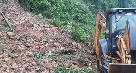 Nỗ lực khắc phục, thông xe nhiều tuyến đường chính bị sạt lở do mưa lũ ở Huế