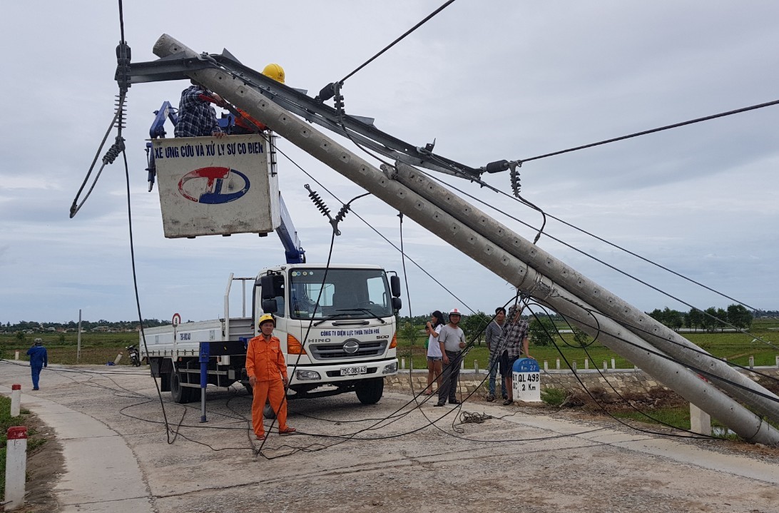 Điện lực Thừa Thiên Huế lên tiếng về hơn 400 cột điện gãy, đổ trong bão
