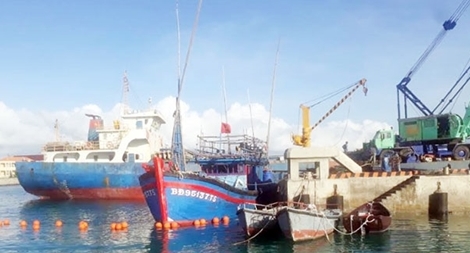 Bộ đội đảo Sinh Tồn giúp ngư dân khắc phục sự cố tàu cá