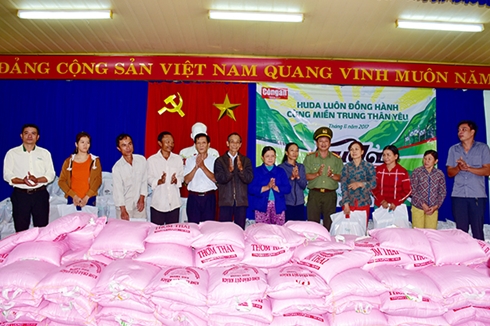 Báo CAND tặng quà người dân vùng ngập lũ ven sông Yên và sông Túy Loan