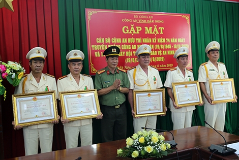 Trao Huân chương Bảo vệ Tổ quốc hạng ba cho12 cá nhân Công an tỉnh Đắk Nông