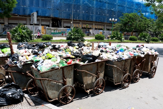 Hà Nội ngổn ngang rác vì đường vào bãi rác Nam Sơn bị chặn