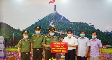 Công an Hà Giang ủng hộ công tác phòng, chống dịch