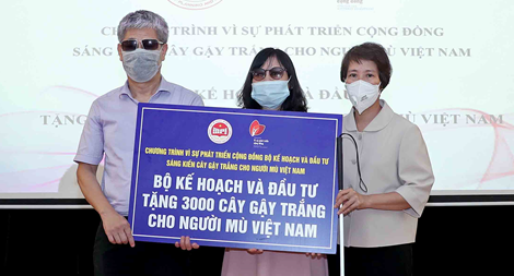 Trao 3.000 Cây gậy trắng tặng Mạng lưới Người khiếm thị Việt Nam