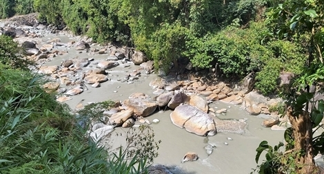 Khai thác vàng gây ô nhiễm nghiêm trọng sông Nước Ái