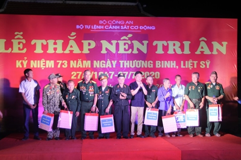 Bộ Tư lệnh CSCĐ tri ân, tặng quà gia đình chính sách ở Điện Biên