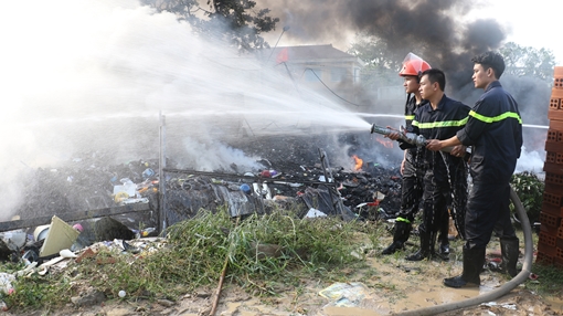 Hơn 500 học sinh phải nghỉ học do vụ cháy bãi phế liệu