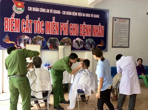 Công an vào tận viện cắt tóc cho bệnh nhân