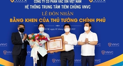 Thủ tướng tặng Bằng khen cho VNVC vì nỗ lực mang vacine COVID-19 về Việt Nam 