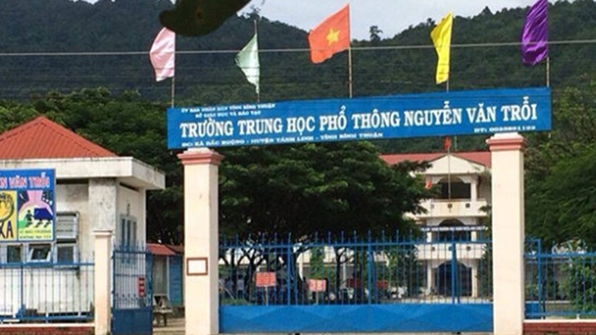 Hỗn chiến trước cổng trường, một thanh niên tử vong