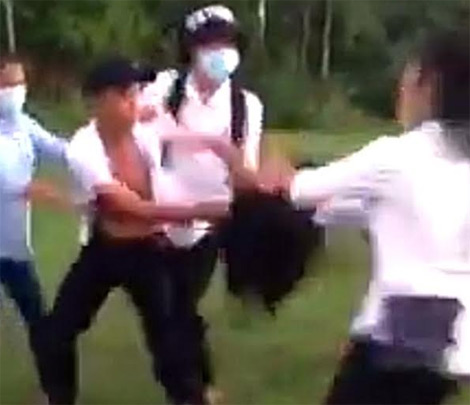 Lại xuất hiện clip học sinh đánh nhau trên sân bóng 