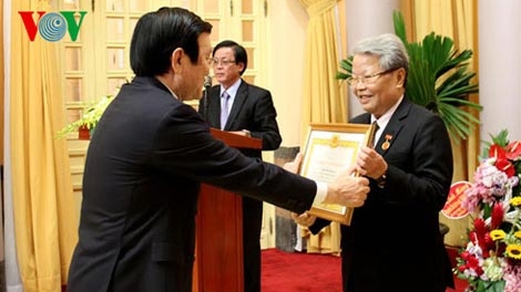 Trao Huy hiệu 55 tuổi Đảng cho nguyên Chủ tịch nước Trần Đức Lương