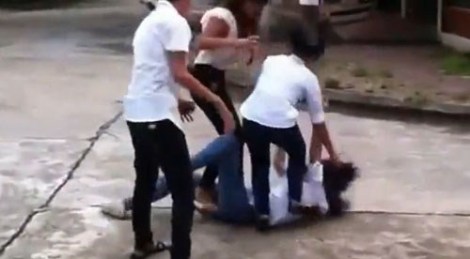 Nữ sinh lớp 7 bị đánh hội đồng rồi phát tán clip lên mạng