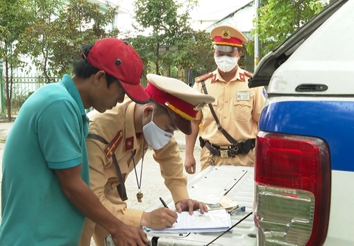 CSGT ra quân xử lý hàng trăm phương tiện vận tải vi phạm Luật Giao thông