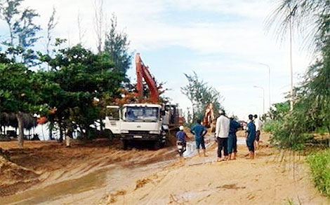 Khối bùn cát khổng lồ tràn xuống đường