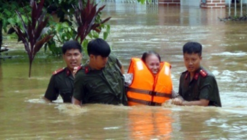 Lực lượng Công an giúp dân khắc phục mưa lũ