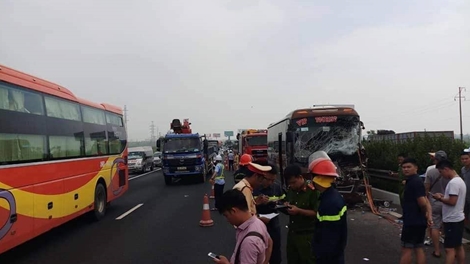 Phá cửa xe khách cứu 4 người bị mắc kẹt sau tai nạn trên cao tốc
