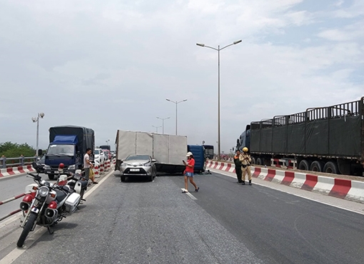 Cầu Thanh Trì kẹt cứng hàng cây số vì xe tải đè bẹp xe con, chắn ngang mặt cầu
