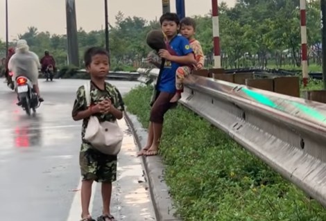 Những đứa trẻ mưu sinh trên quốc lộ