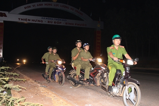 Theo chân Công an xã bảo vệ phên dậu Tổ quốc dịp cận Tết