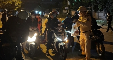 CSGT Đà Nẵng hỗ trợ đoàn xe máy gần 100 người từ TP Hồ Chí Minh về quê tránh dịch