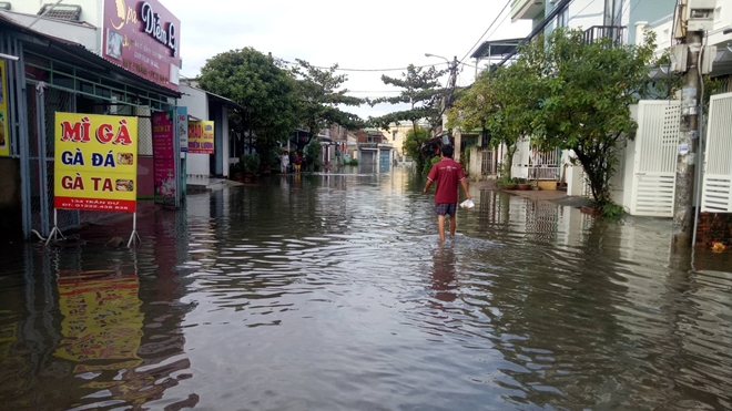 Người đàn ông bị nước cuốn trôi trong cơn mưa ngập ở Quảng Nam
