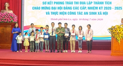 Trao hỗ trợ cho các học sinh có hoàn cảnh khó khăn trên địa bàn TP Sơn La