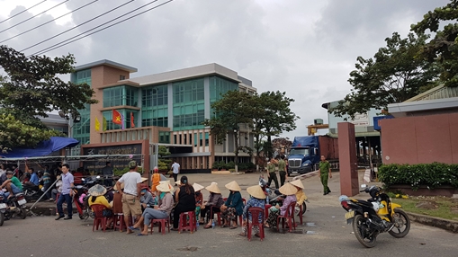 Người dân dựng lều ngăn không cho xe chở nguyên liệu vào nhà máy 