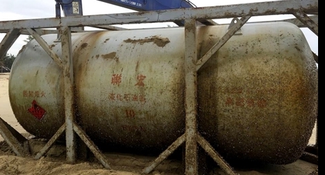 Bồn hóa chất lạ dạt vào bờ biển Quảng Nam 