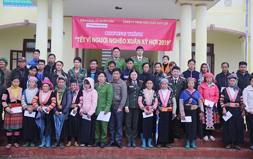 Trao quà Tết sớm, trao gửi yêu thương