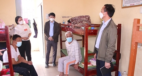 Vất vả chạy thận giữa tâm dịch