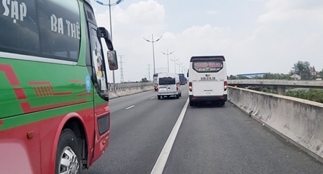 Phát hiện xe khách Tân Lập Thành lưu thông trên làn dừng khẩn cấp