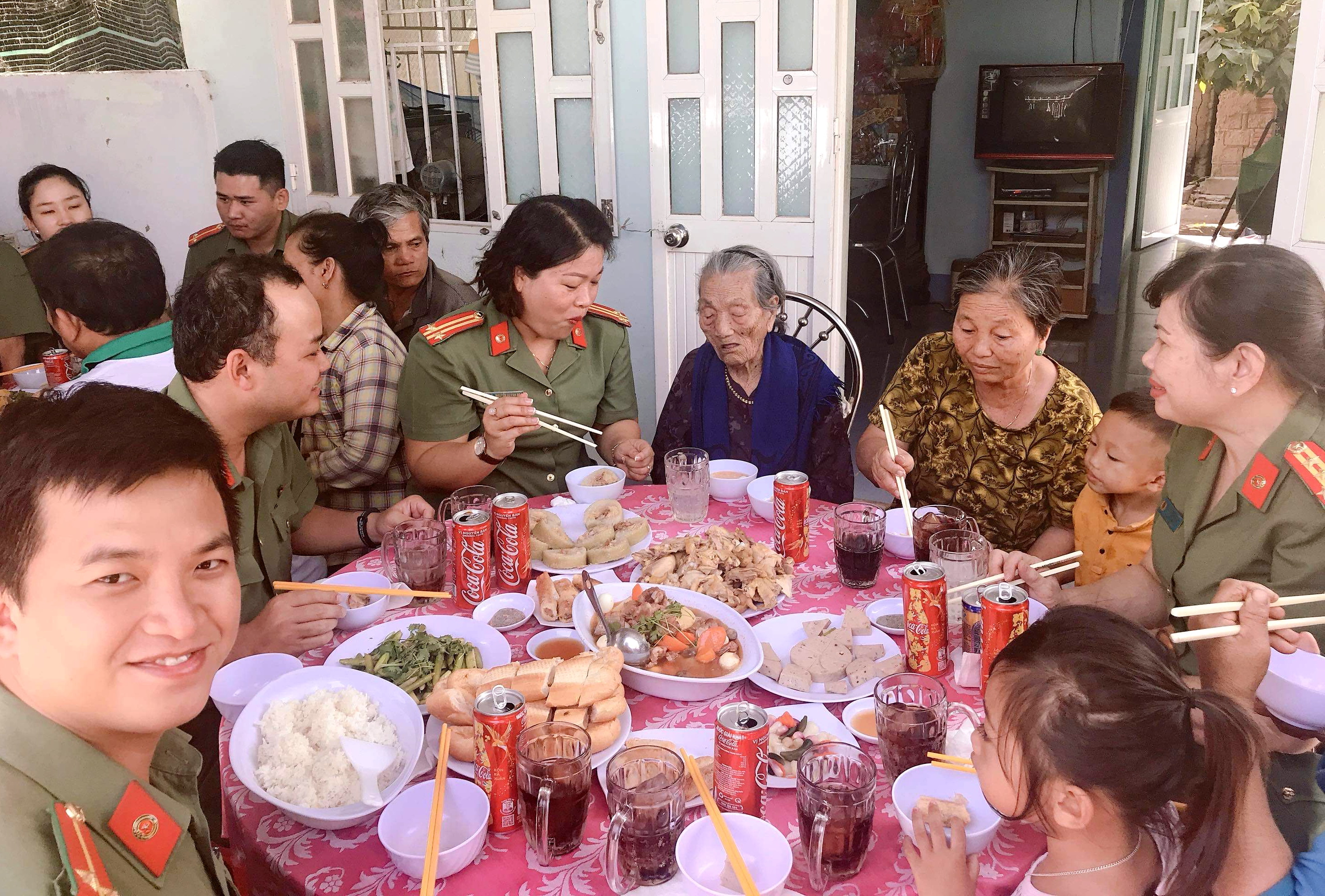  “Bữa cơm tất niên – Ấm tình lòng mẹ” của Tuổi trẻ Công an tỉnh Ninh Thuận