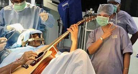 Bệnh nhân chơi đàn guitar liên tục lúc… phẫu thuật não