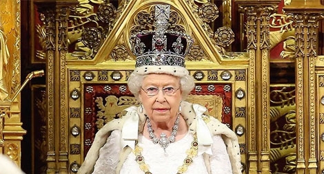 Nữ hoàng Anh phàn nàn về trọng lượng của vương miện