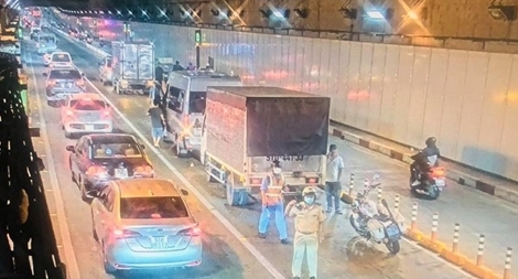 Giao thông ùn ứ vì 4 xe "dồn toa" trong hầm vượt sông Sài Gòn