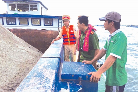 Căng mình chống cát tặc nơi sông nước miền Tây