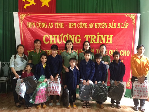 Hội Phụ nữ Công an tỉnh Đắk Nông tặng quà và tuyên truyền pháp luật cho học sinh
