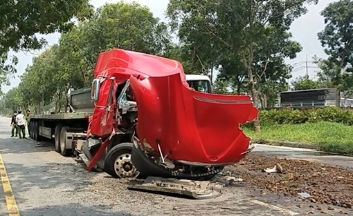 Phanh gấp, cuộn thép giật đứt dây chằng đè nát cabin, tài xế tử vong