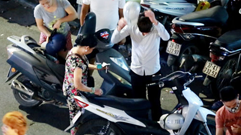 Bãi trông xe tự phát “chặt chém” tại phố đi bộ Hà Nội