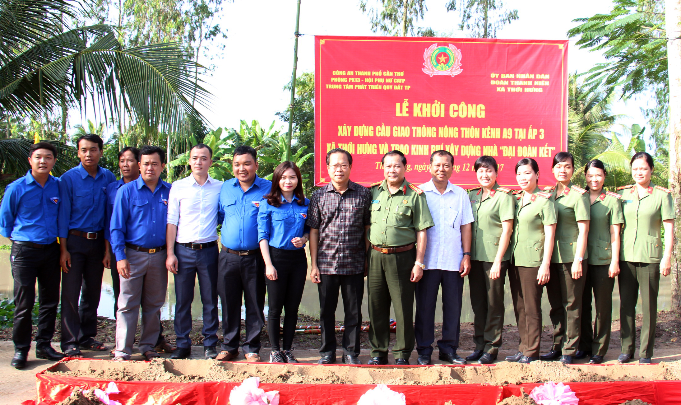 Công an TP Cần Thơ xây cầu nông thôn, tặng nhà Đại đoàn kết