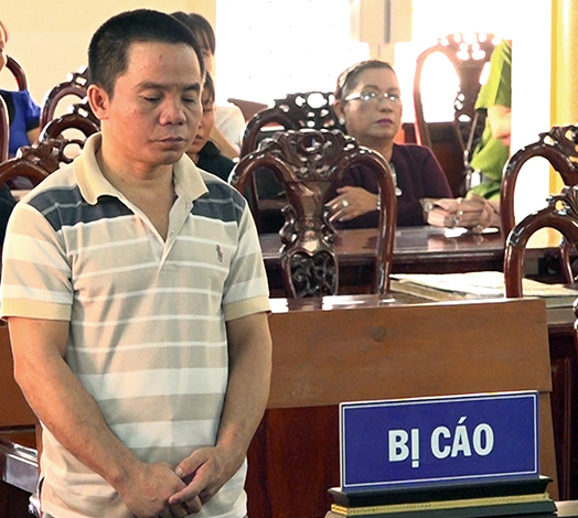“Gã cha nuôi” đồi bại, lãnh án 15 năm tù