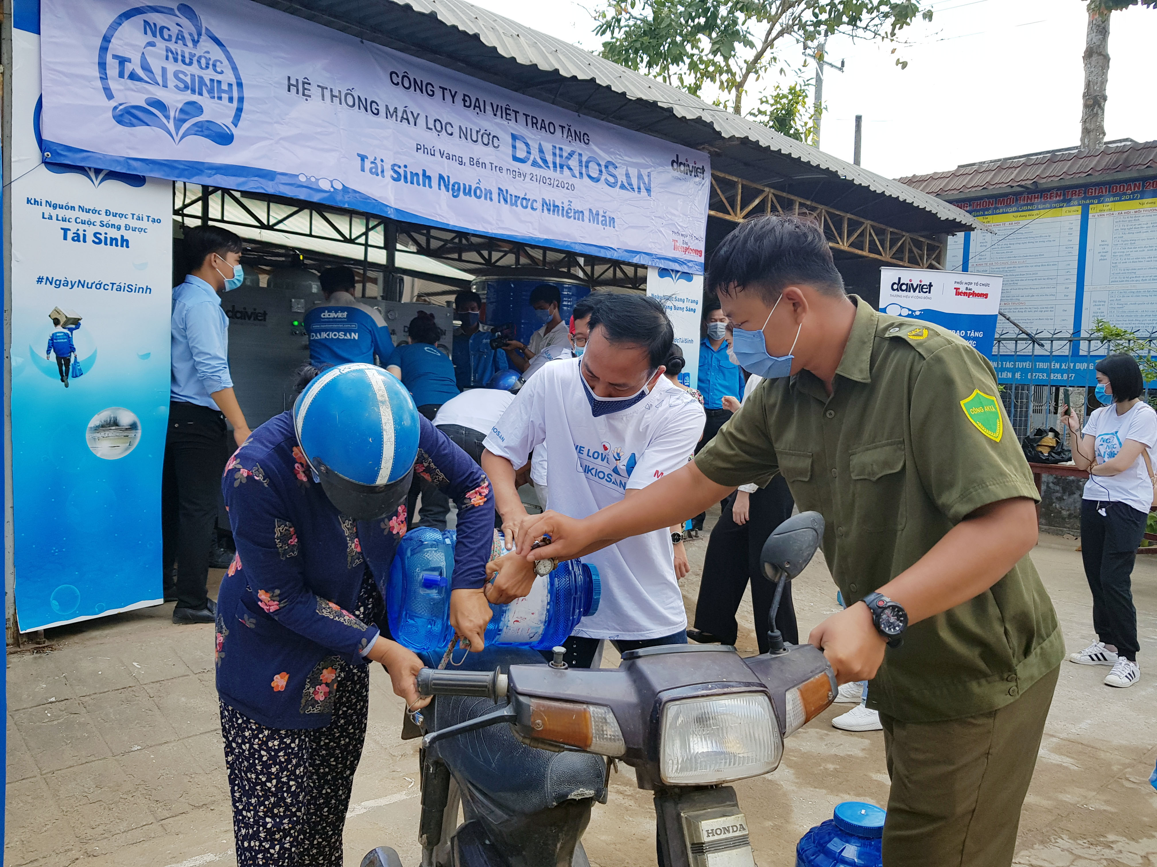 Lắp đặt hệ thống máy lọc nước miễn phí cho người dân vùng hạn mặn