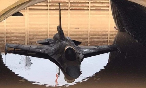 Lũ quét qua sân bay, tiêm kích F-16 ngập ngang bụng trong nước