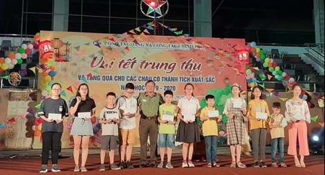 "Vui Tết Trung thu", tuyên dương các cháu đạt thành tích xuất sắc trong học tập